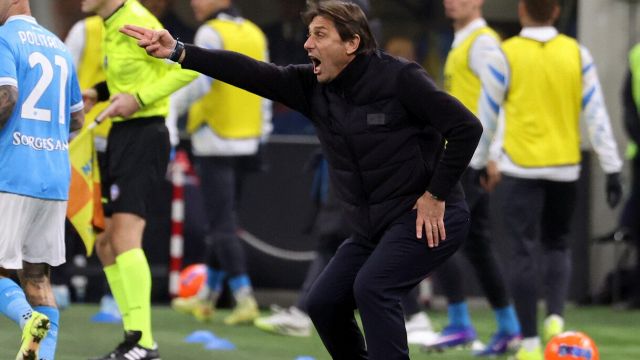 Inter-Napoli, Conte sull'orlo di una crisi, il retroscena della sfuriata, l'ossessione per i nemici, il verdetto del web