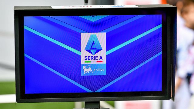 Arbitri nel caos, VAR impazzito e rigori contestati: come se ne esce?