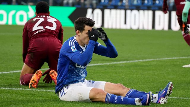 rigore inesistente e non si sa il motivo. Show e set per Fabregas, Baroni trema