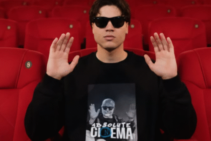 Napoli, De Laurentiis in posa come Scorsese nella nuova linea di felpe