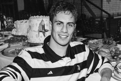 Juve, ecco la quarta maglia: striscie orizzontali e numeri rossi, indossata contro il Como