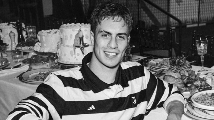 Juve, ecco la quarta maglia: striscie orizzontali e numeri rossi, indossata contro il Como