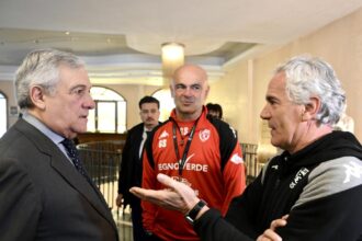 Scambio di saluti e battute tra Tajani e Donadoni a Forlì - Calcio