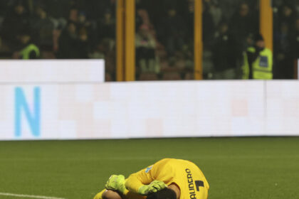 In condizioni critiche il tifoso ferito dopo il lancio del petardo a Cremona - Calcio