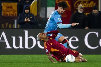 i giallorossi protestano per un rosso e un rigore ma il Var fa felice Gasperini