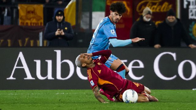 i giallorossi protestano per un rosso e un rigore ma il Var fa felice Gasperini