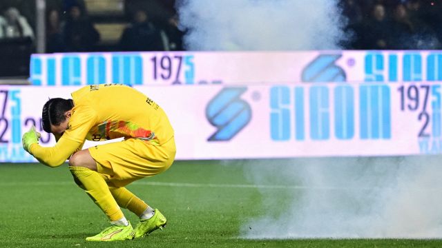 un petardo colpisce Audero, Chivu sconvolto, nerazzurri a rischio stangata