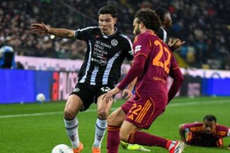 Ekkelenkamp decisivo, male Soulé e Malen. Si salva Svilar