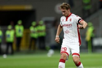 Mantova-Bari, moviola: due gol annullati, falli, gialli, fischi, petardi, finale thrilling e polemiche