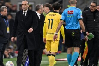 proteste sui due gol poi scoppia il caos tra Allegri e Fabregas