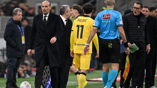 proteste sui due gol poi scoppia il caos tra Allegri e Fabregas