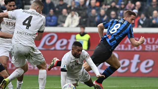 Atalanta-Napoli, rigore dato e poi tolto per fallo su Hojlund, rete annullata a Gutierrez scoppia la protesta anti-Var