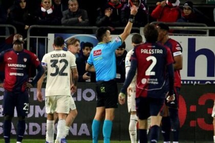 doppia follia di Mina, il gol annullato, il rigore negato e il nervosismo di Sarri