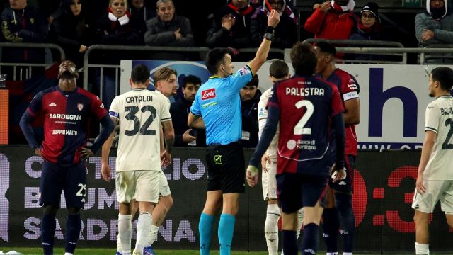 doppia follia di Mina, il gol annullato, il rigore negato e il nervosismo di Sarri