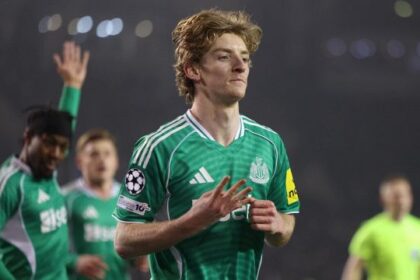 Gordon fa 4 gol ma il suo capitano lo attacca e il tecnico Howe lo rimprovera