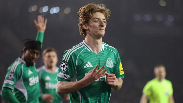 Gordon fa 4 gol ma il suo capitano lo attacca e il tecnico Howe lo rimprovera