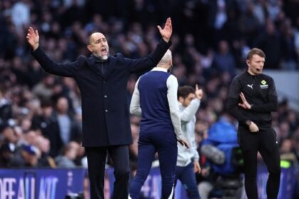 prende 4 gol e i giocatori lo ignorano in campo