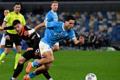 i rigori premiano Fabregas, errori decisivi di Lukaku e Lobotka