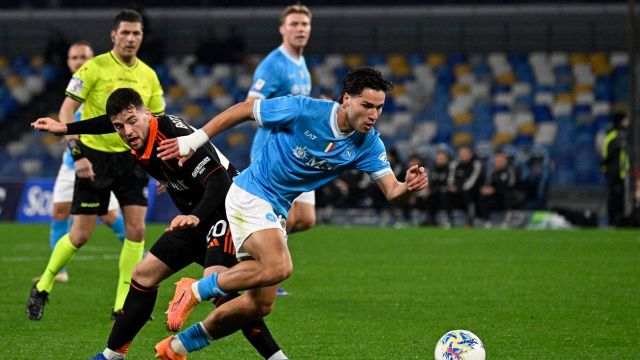 i rigori premiano Fabregas, errori decisivi di Lukaku e Lobotka