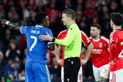 Vinicius accusa Prestianni, gara ferma per 10’. Nel finale espulso Mourinho