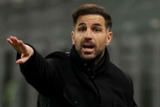 Como, Fabregas non è più l’enfant prodige: Capello e Di Canio stroncano il tecnico. I social: “Peggio di Bastoni”