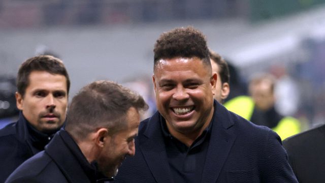 il Meazza celebra l’ex Ronaldo, ma che imbarazzo il siparietto del Fenomeno con Capello