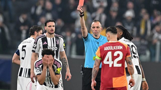 l’arbitro le sbaglia tutte contro i bianconeri, che polemiche