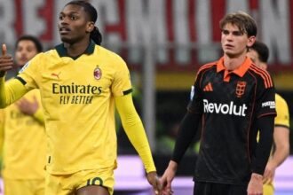 clamoroso errore di Maignan, ne approfitta Nico Paz, Leao salva i rossoneri