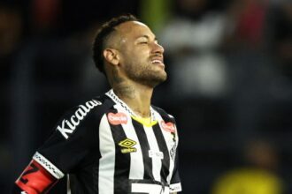 Neymar danza per Vinicius e Ancelotti, doppietta da urlo col Santos e lite in campo col suo giustiziere