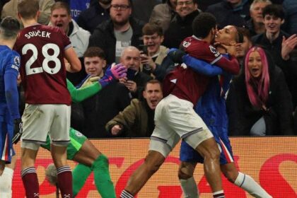 rissa, pugni, mosse da kung-fu, un espulso, rimonta folle al 92'