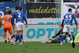 Como-Fiorentina 1-2 pagelle, Vanoli espulso ma salva la panchina, Fabregas torna sulla terra, rosso per Morata