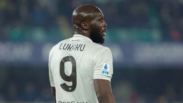 Lukaku salva Conte al 96', beffa per gli scaligeri e proteste infinite