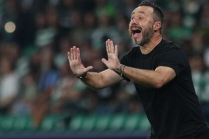 le epurazioni del tecnico e la rissa in allenamento