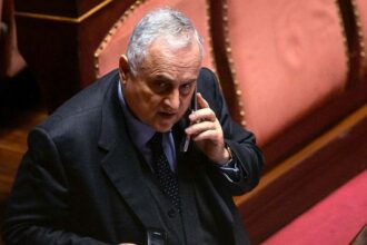 la petizione contro il presidente arriva in Parlamento. Minacce anche ai giocatori
