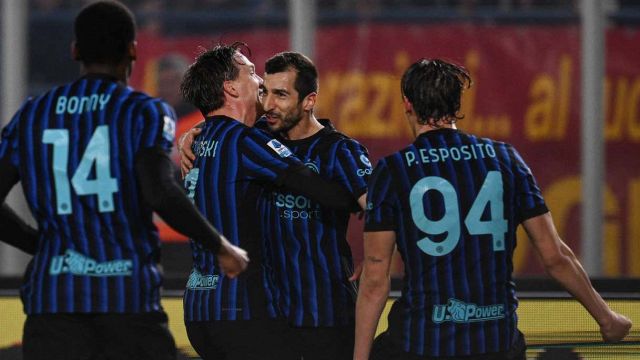 Mkhitaryan-Akanji, è fuga per la vittoria. I cambi di Chivu fanno crollare il muro salentino