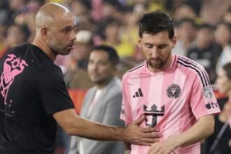 Messi come Comolli, furiosa protesta nel tunnel con gli arbitri: devono fermarlo i compagni