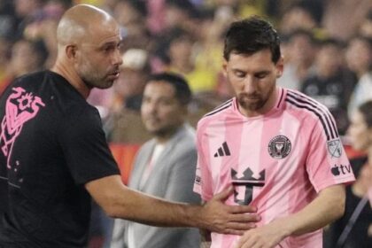 Messi come Comolli, furiosa protesta nel tunnel con gli arbitri: devono fermarlo i compagni