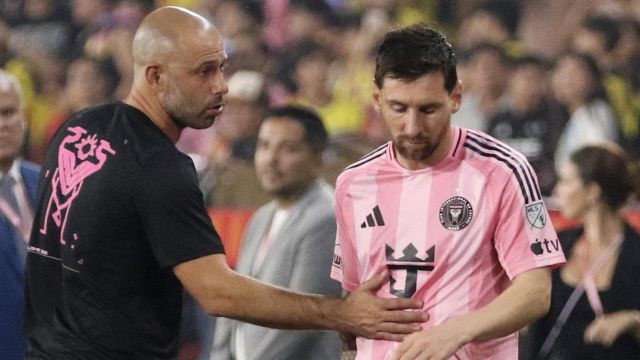 Messi come Comolli, furiosa protesta nel tunnel con gli arbitri: devono fermarlo i compagni