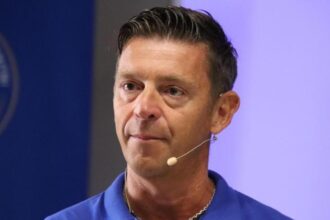 Rocchi scortato dai Carabinieri a Carrara: urla e insulti contro il designatore arbitrale