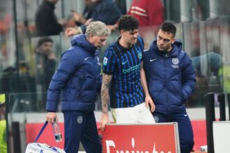 Milan-Inter: Bastoni fischiatissimo e infortunato. Derby da incubo