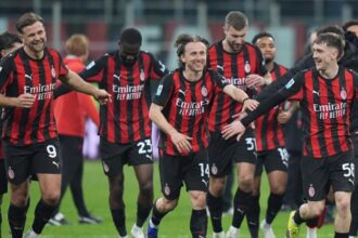 Modric, il coro dei compagni del Milan dopo la vittoria nel derby