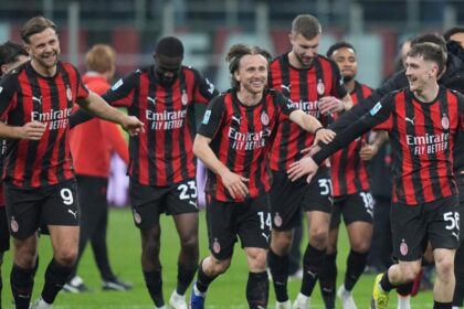 Modric, il coro dei compagni del Milan dopo la vittoria nel derby