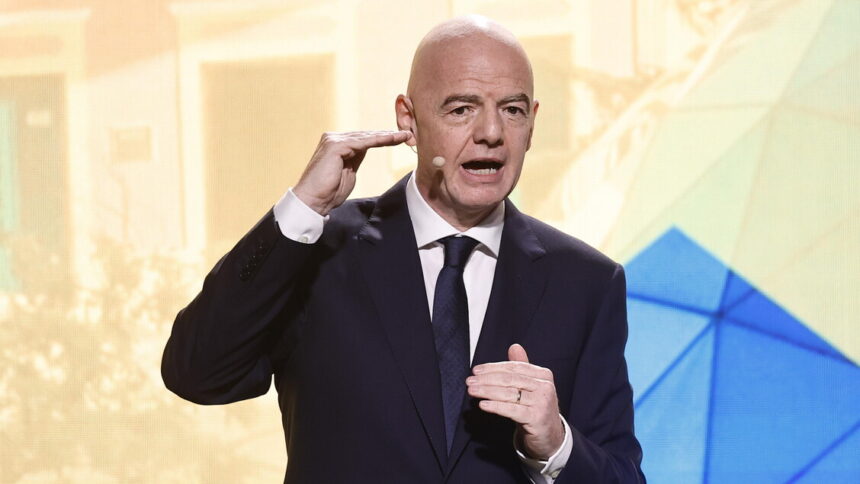 Infantino, i giocatori che si coprono la bocca andrebbero squalificati - Calcio