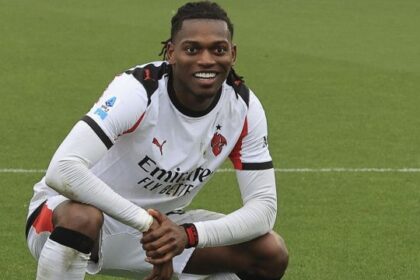 un gol nel derby per fare la pace e una firma per entrare nella storia