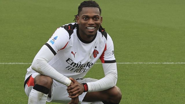 un gol nel derby per fare la pace e una firma per entrare nella storia