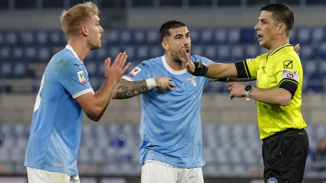 “Ci stiamo giocando la vita”, la protesta di Cataldi con l’arbitro. La verità sul gol annullato