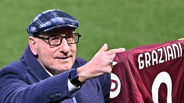 a Lissone giocano a carte invece di guardare il monitor. Caressa attacca Marelli