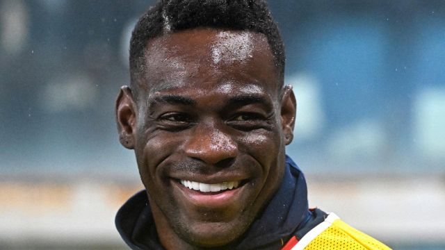 Mario Balotelli si allena con il Chievo Verona, la guerra blocca il rientro a Dubai e all'Al-Ittifaq
