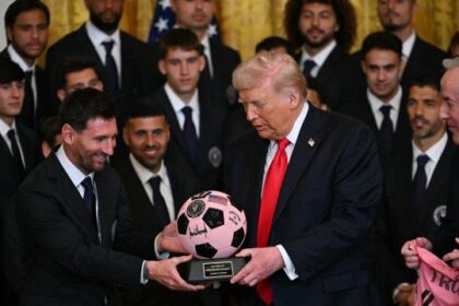 parla di Pelè e Ronaldo ma soprattutto della guerra in Iran