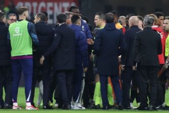 Milan-Inter, Doveri fischia un attimo prima del gol dell'1-1, poi nega un rigore su mani di Ricci: è bufera